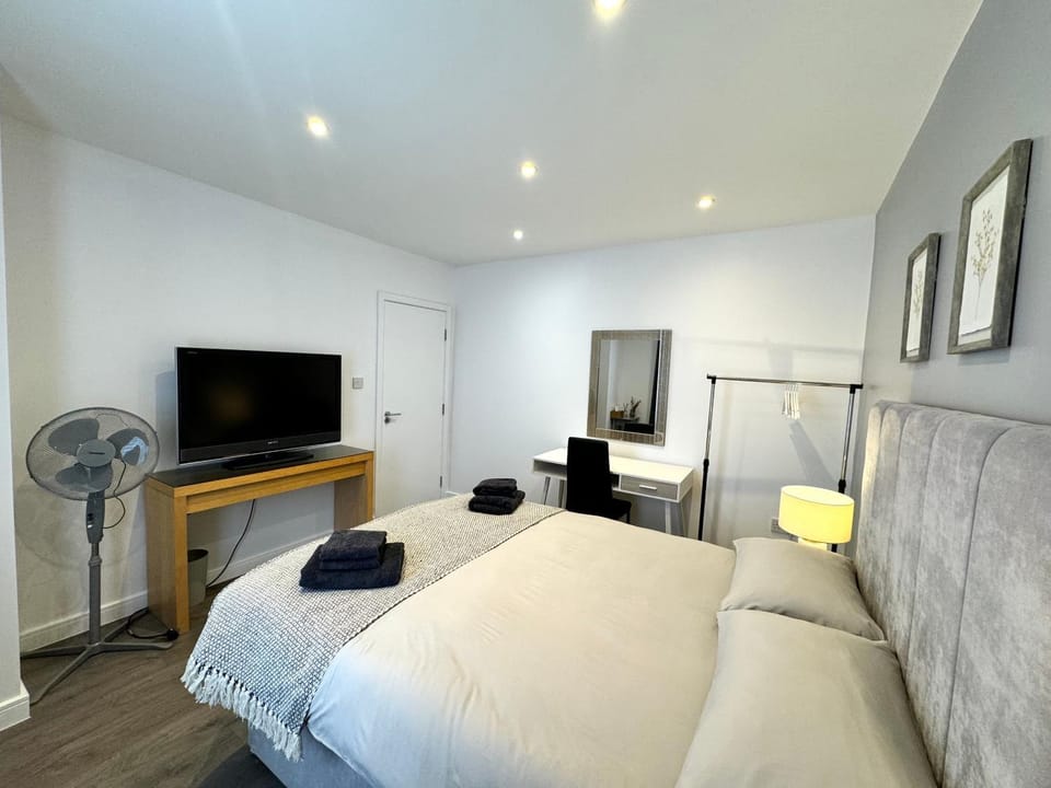 Bed, TV and multimedia, Photo of the whole room, Bedroom, fireplace, towels