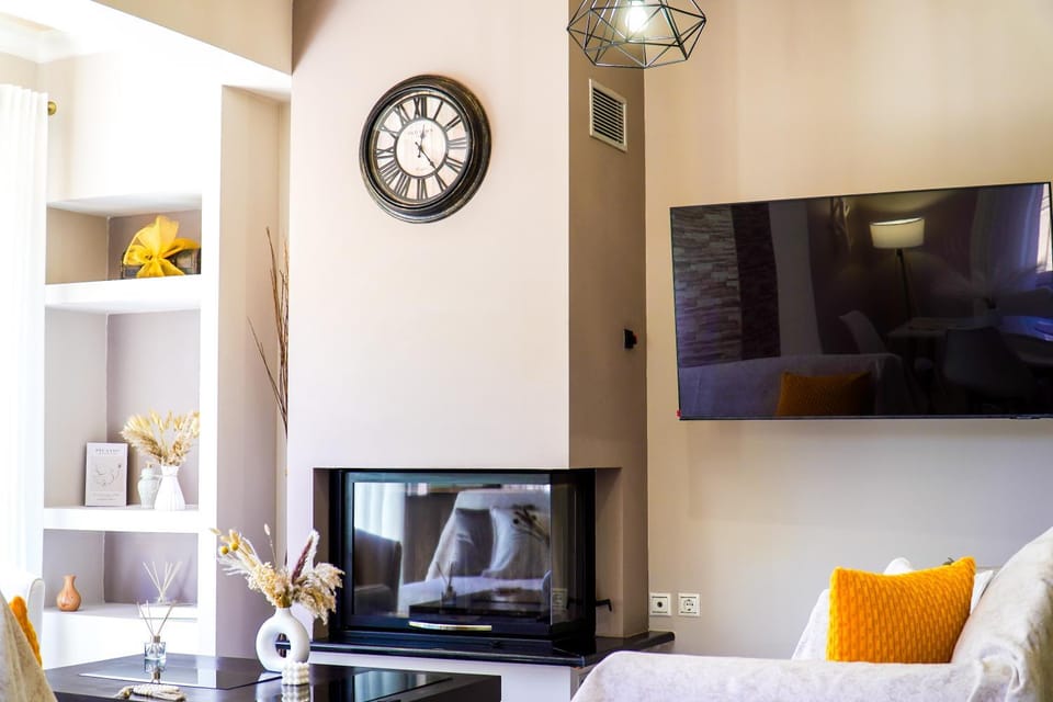 Communal lounge/ TV room, TV and multimedia, Living room, Seating area, Evening entertainment