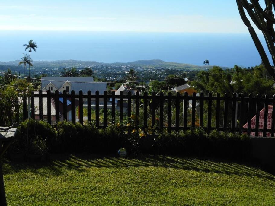 Grande villa dans l'ouest - belle vue mer - piscine - jacuzzi - 4 chambres - jardin Villa in Saint-Paul