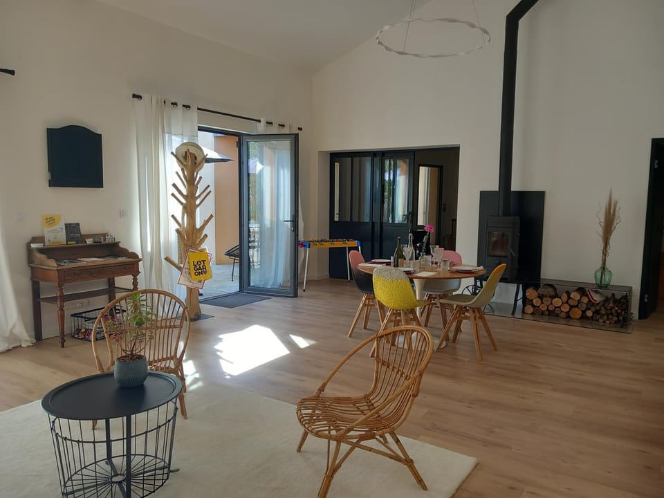 Communal lounge/ TV room, Living room, Dining area