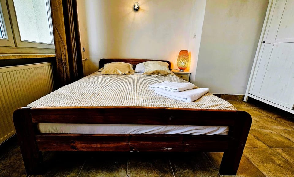 Bed, Photo of the whole room, towels