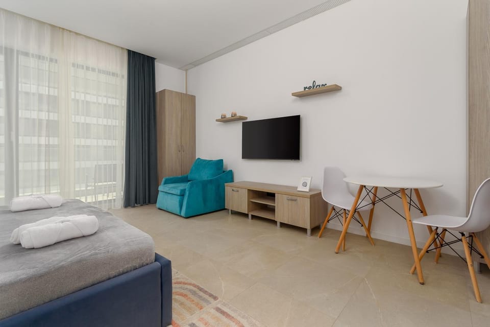 Bed, TV and multimedia, Photo of the whole room, towels