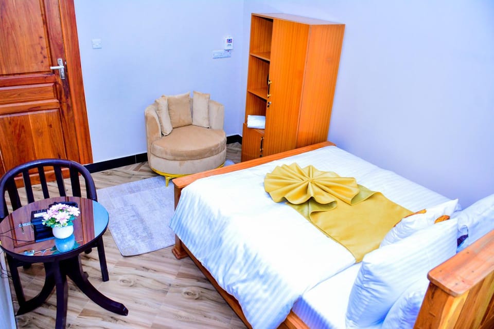 Bed, Photo of the whole room, Seating area, Dining area, Bedroom, towels