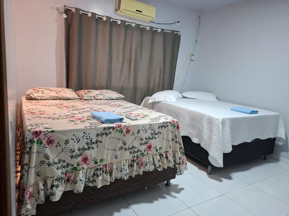 Check-in AUTÔNOMO e Privacidade em Hidro, piscina, casa, garagem até 2, até 3 quartos e 3 ar, 2 banheiros, churrasqueira, máquina de lavar roupas, roupa de cama, todos privativos, insira valor 3 hóspedes e abrimos 2 quartos, já 5 hóspedes usam 3Q House in State of Mato Grosso, Brazil