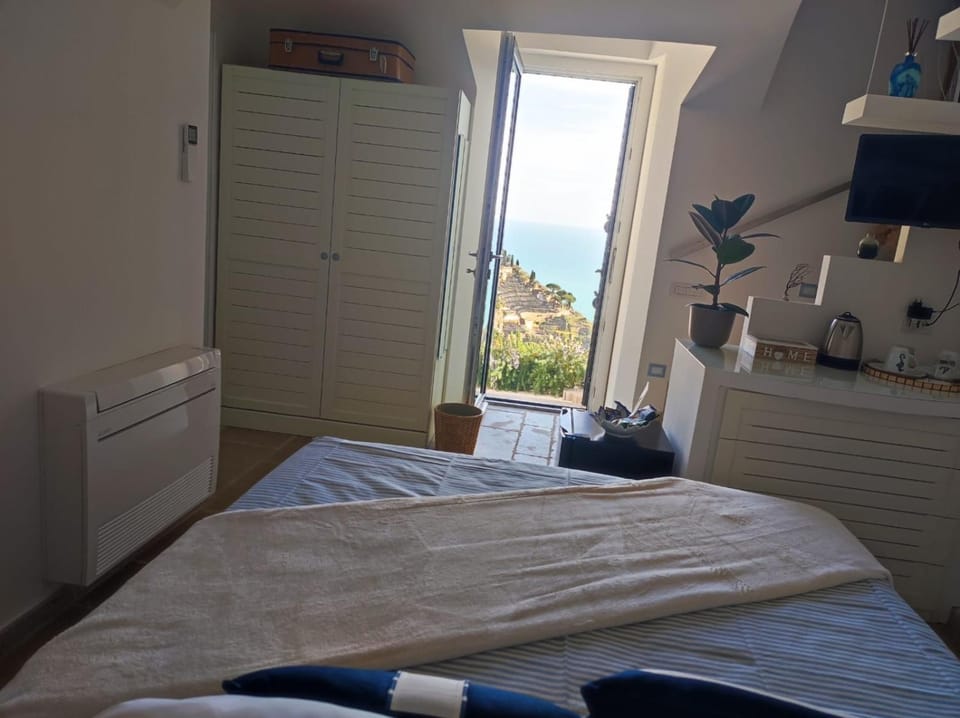 Bed, Natural landscape, Photo of the whole room, Bedroom, Sea view