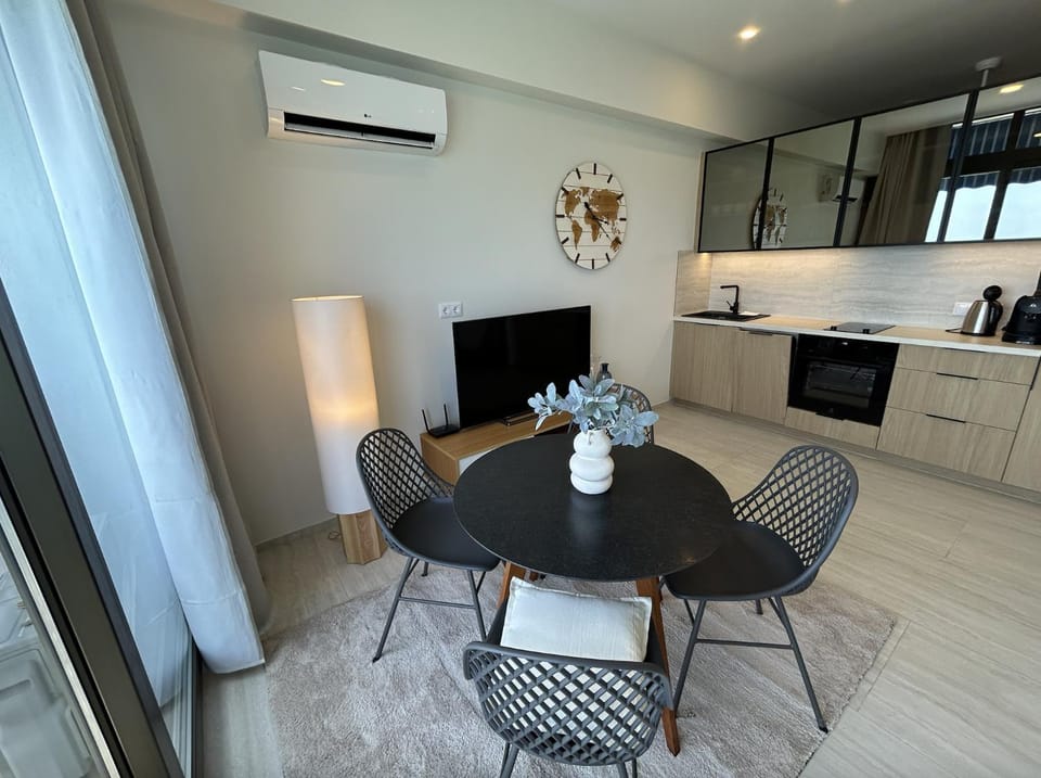 Communal lounge/ TV room, TV and multimedia, Kitchen or kitchenette, Dining area, Evening entertainment, air conditioner