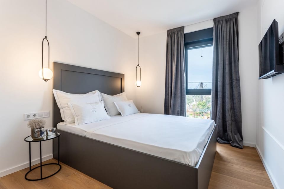 Bed, TV and multimedia, Bedroom