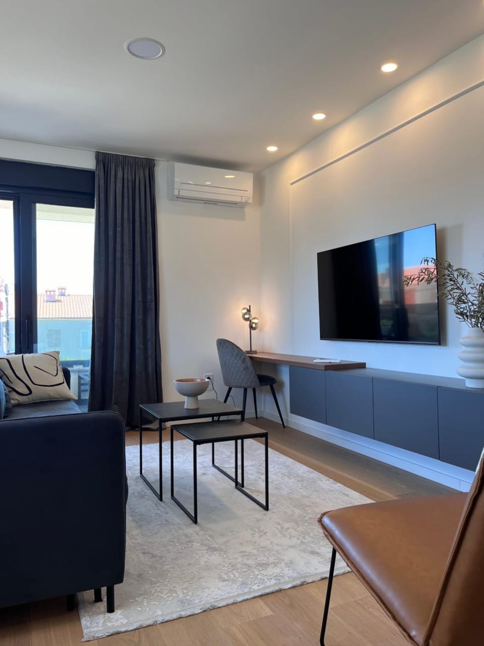 Communal lounge/ TV room, TV and multimedia, Living room, Seating area, air conditioner