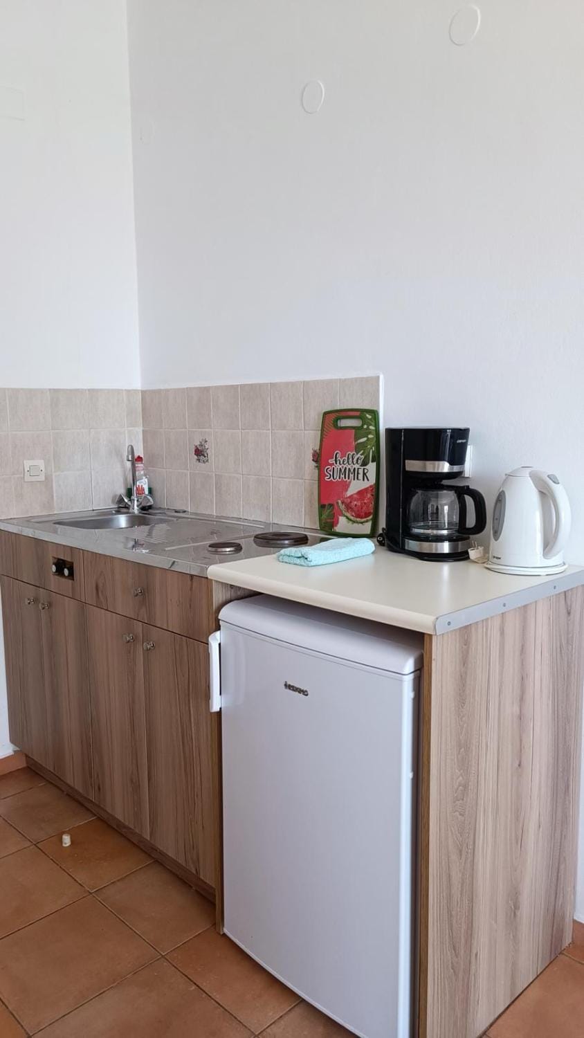Coffee/tea facilities, Kitchen or kitchenette, stove