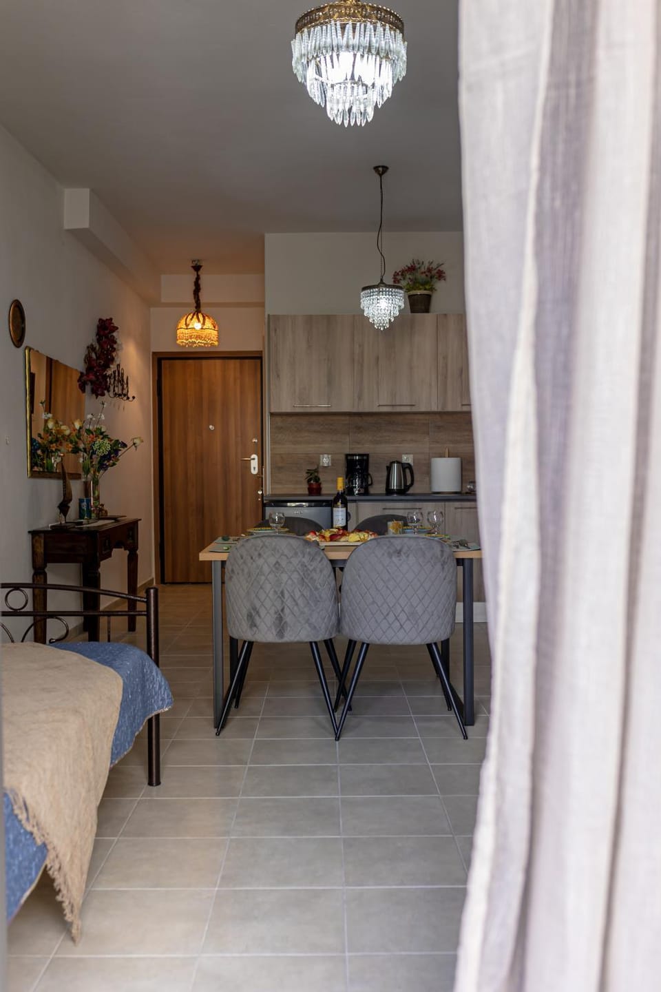 Kitchen or kitchenette, Dining area