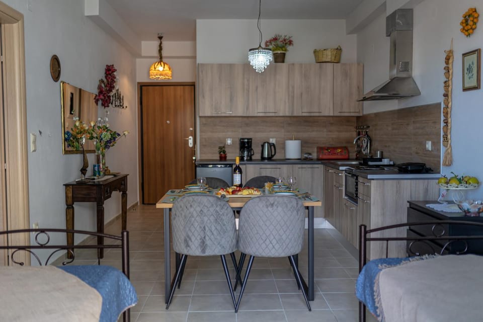 Kitchen or kitchenette, Dining area, pet friendly, stove