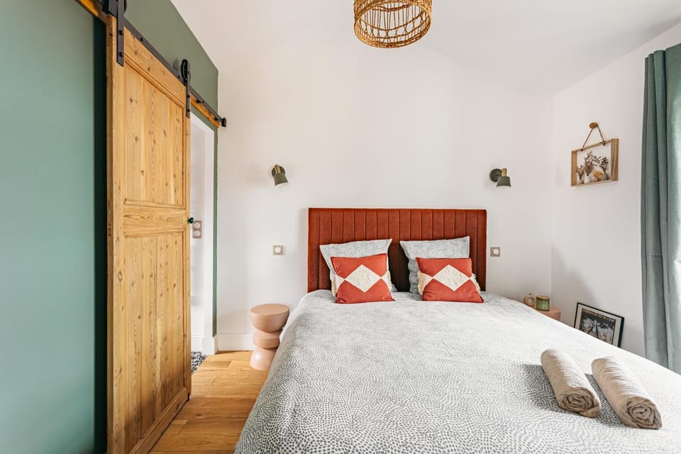 Bed, Photo of the whole room, Bedroom