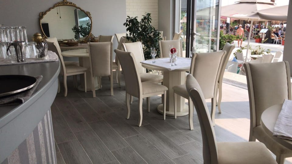 Restaurant/places to eat, Restaurant/places to eat