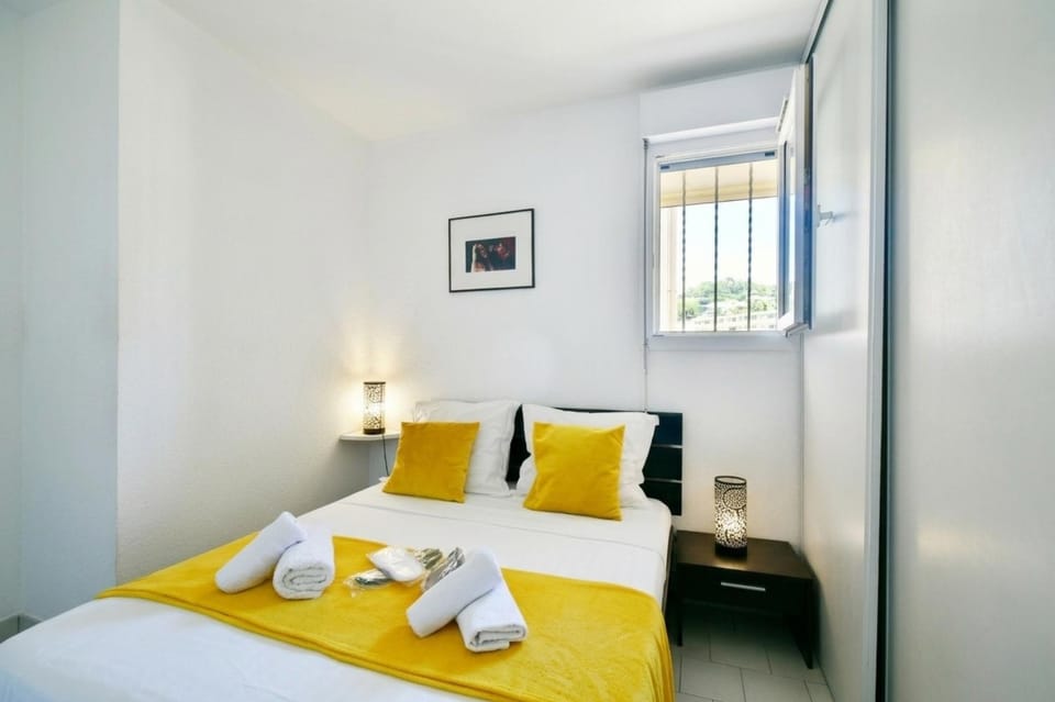 Bed, Photo of the whole room, towels