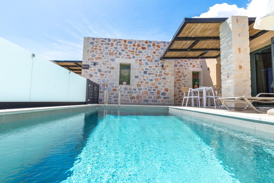 Property building, Patio, Day, Pool view, Swimming pool, sunbed