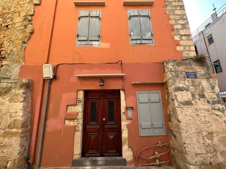 Property building, Facade/entrance, Day