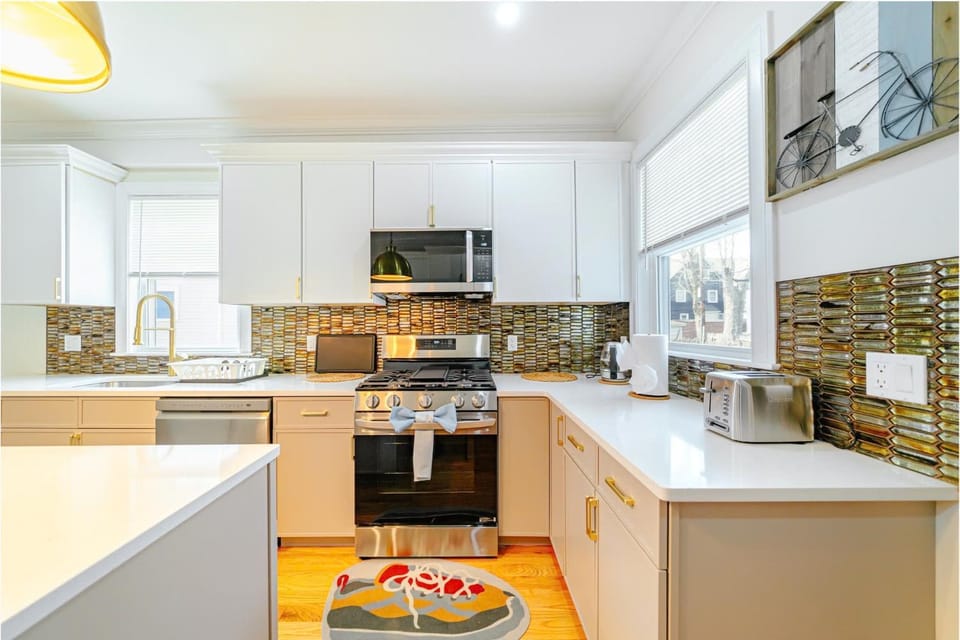 Modern 3BR & 3BA Boston Apt - Patio, Bathtub, Walk to Red Line 82 Apartment in Quincy