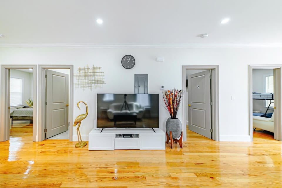 Modern 3BR & 3BA Boston Apt - Patio, Bathtub, Walk to Red Line 82 Apartment in Quincy