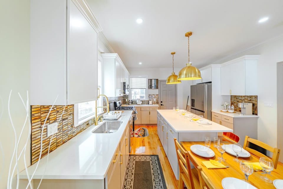 Modern 3BR & 3BA Boston Apt - Patio, Bathtub, Walk to Red Line 82 Apartment in Quincy