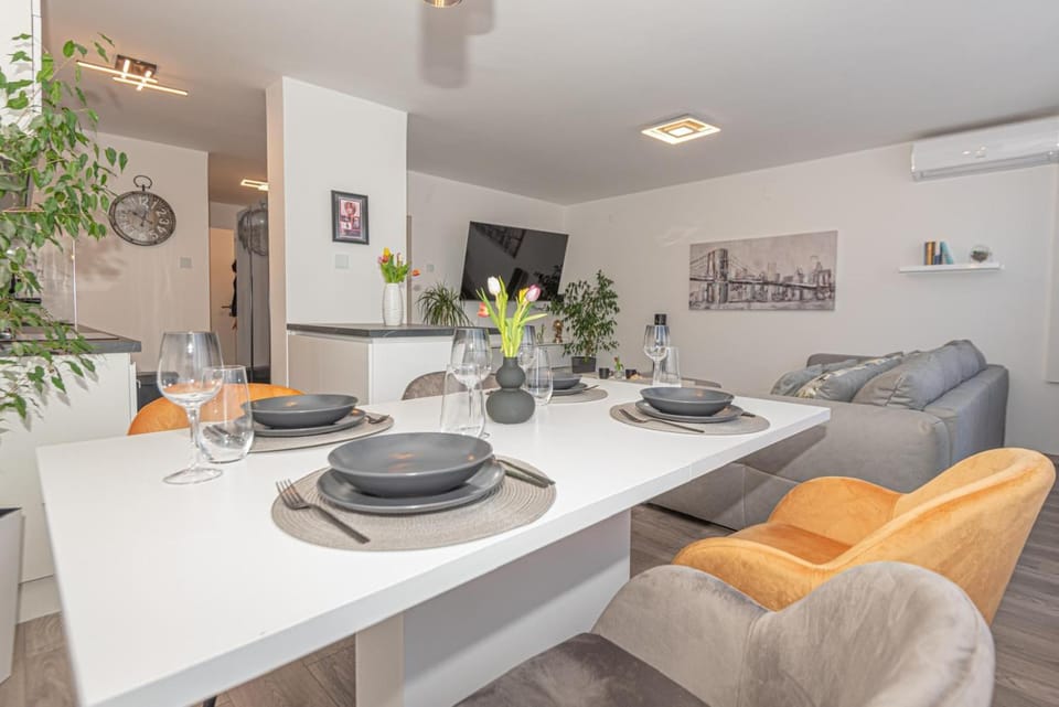 Living room, Dining area