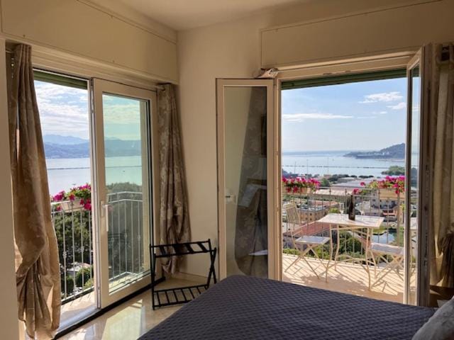 Natural landscape, Balcony/Terrace, Food and drinks, Photo of the whole room, Bedroom, Mountain view, Sea view, Alcoholic drinks, Non alcoholic drinks