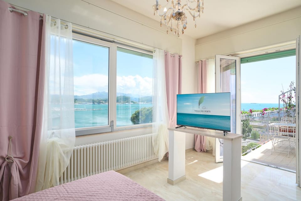 Natural landscape, TV and multimedia, Photo of the whole room, Bedroom, Mountain view, Sea view