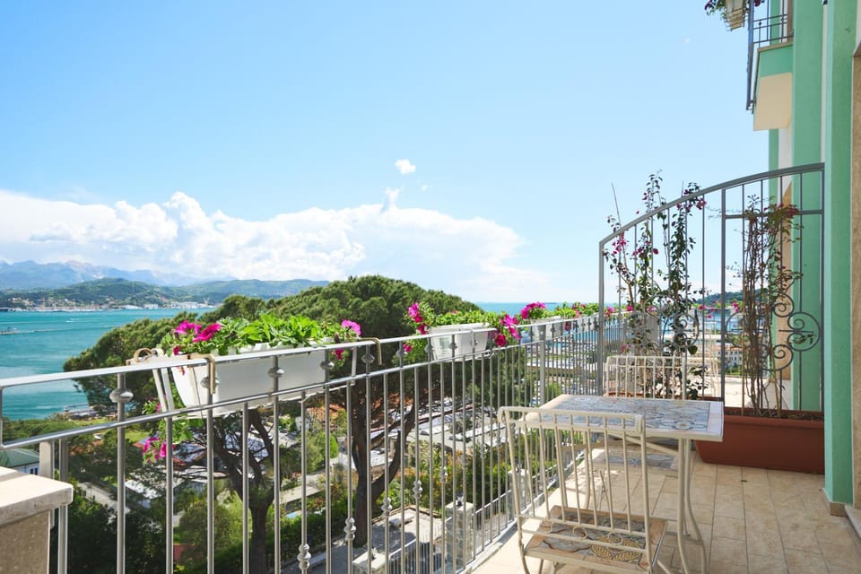 Natural landscape, View (from property/room), Balcony/Terrace, Mountain view, Sea view