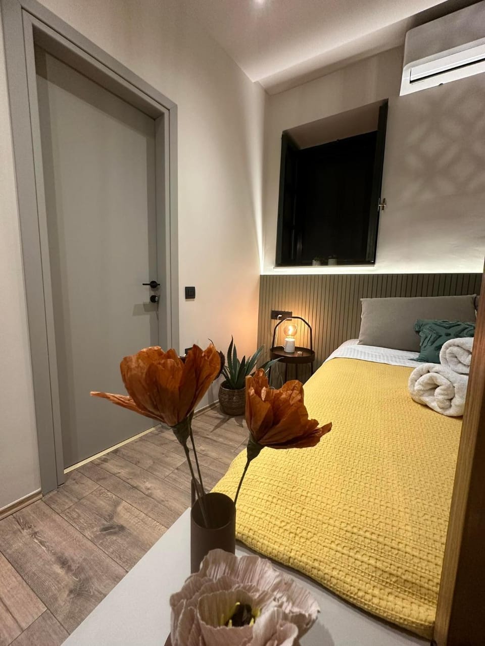 Bed, Bedroom, towels