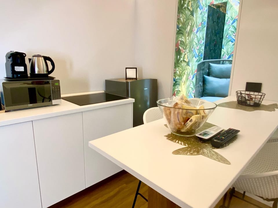 Coffee/tea facilities, Kitchen or kitchenette, Food and drinks, Dining area, Food