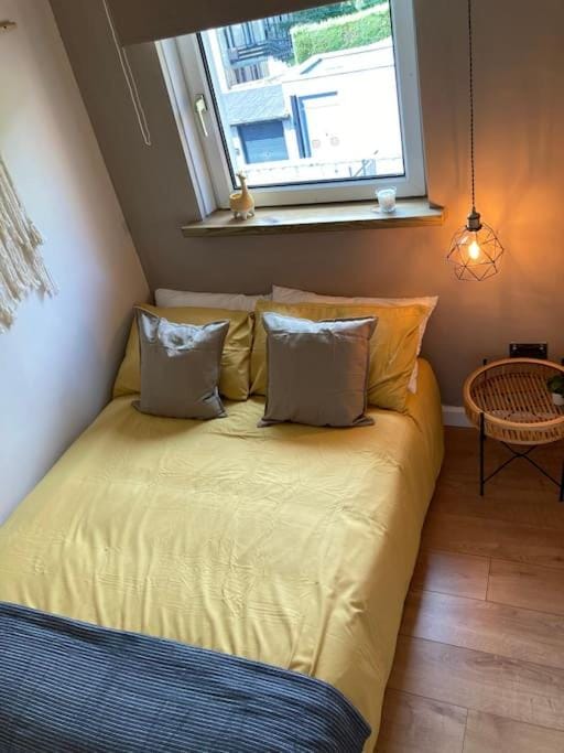 Rustic Top Floor West End Pad With Balcony, Parking next to Byers Road, Aston Lane, Glasgow Uni Apartment in Glasgow