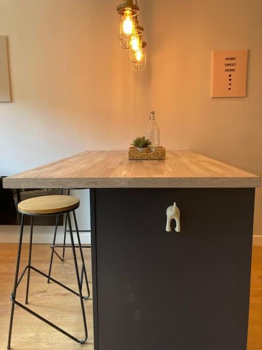 Rustic Top Floor West End Pad With Balcony, Parking next to Byers Road, Aston Lane, Glasgow Uni Apartment in Glasgow