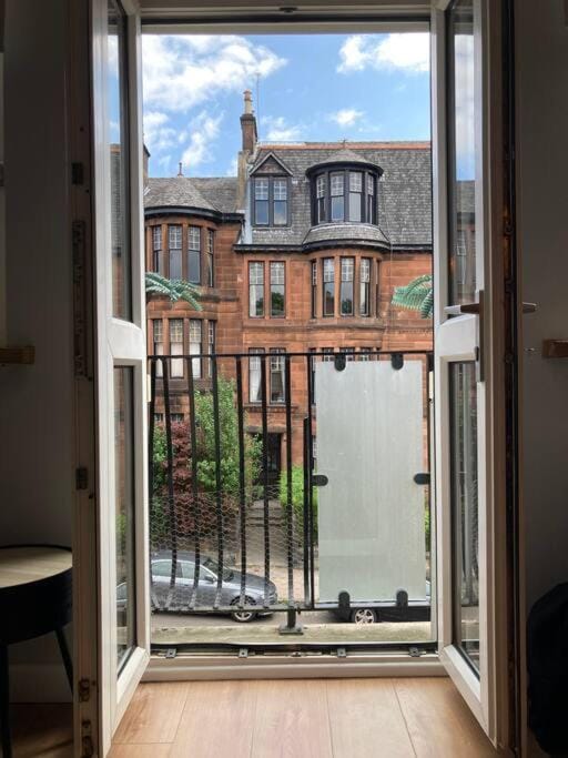 Rustic Top Floor West End Pad With Balcony, Parking next to Byers Road, Aston Lane, Glasgow Uni Apartment in Glasgow