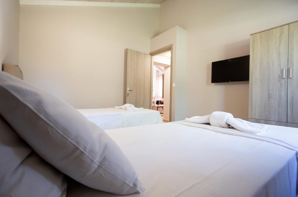 Bed, TV and multimedia, Photo of the whole room, Bedroom, towels