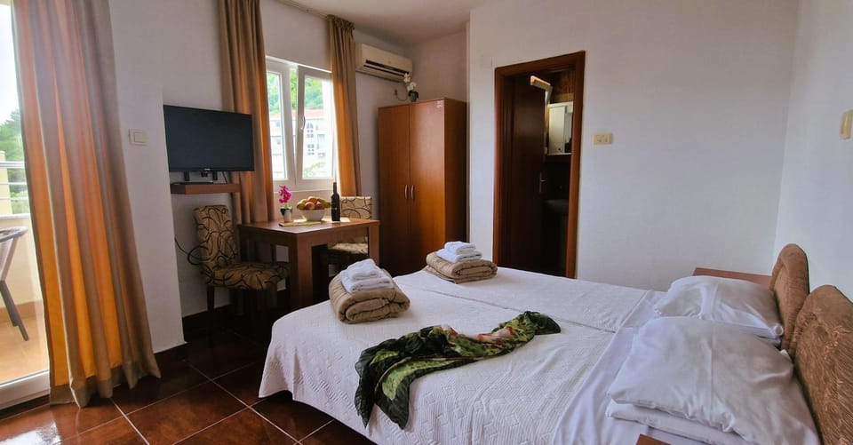 Bed, TV and multimedia, Photo of the whole room, Bedroom, towels, wardrobe, air conditioner