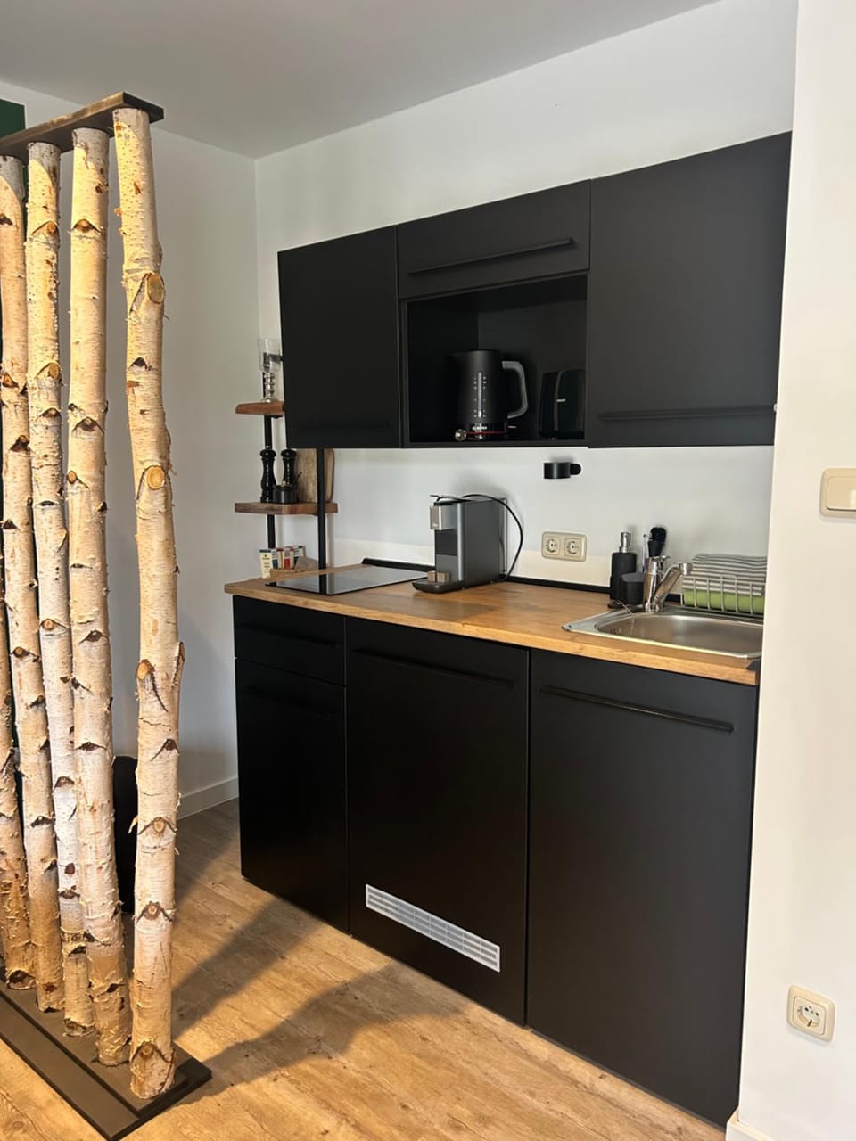 Coffee/tea facilities, Kitchen or kitchenette, stove