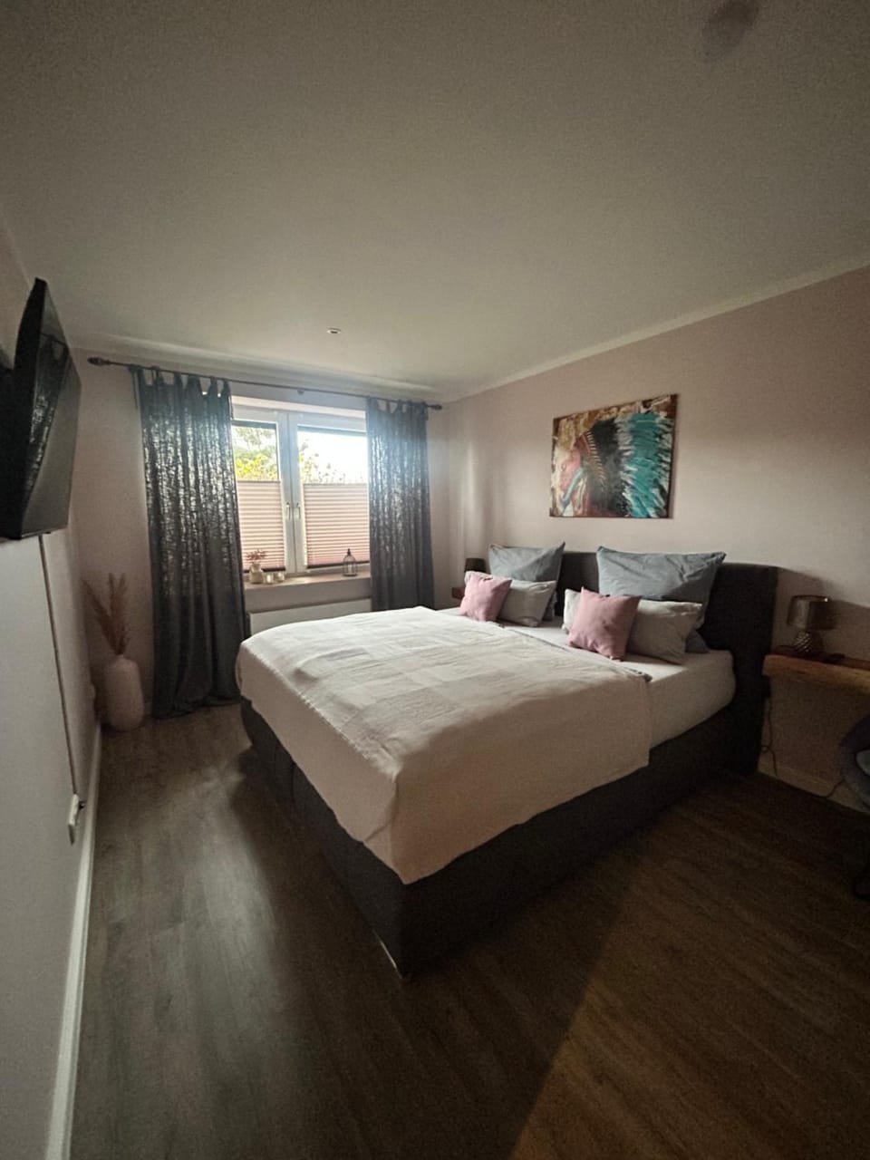 Bed, TV and multimedia, Bedroom