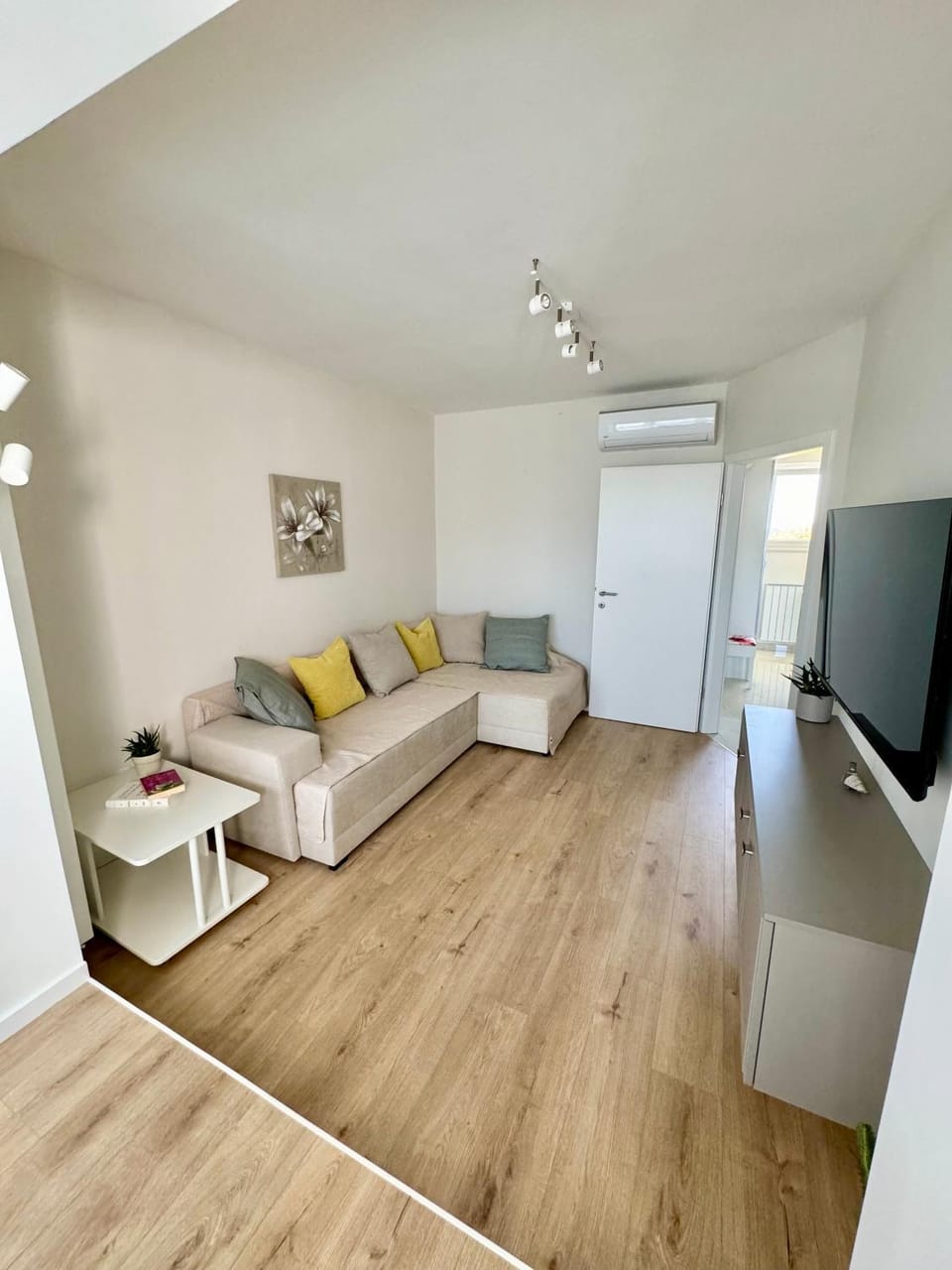 Communal lounge/ TV room, TV and multimedia, Living room, Seating area, Evening entertainment