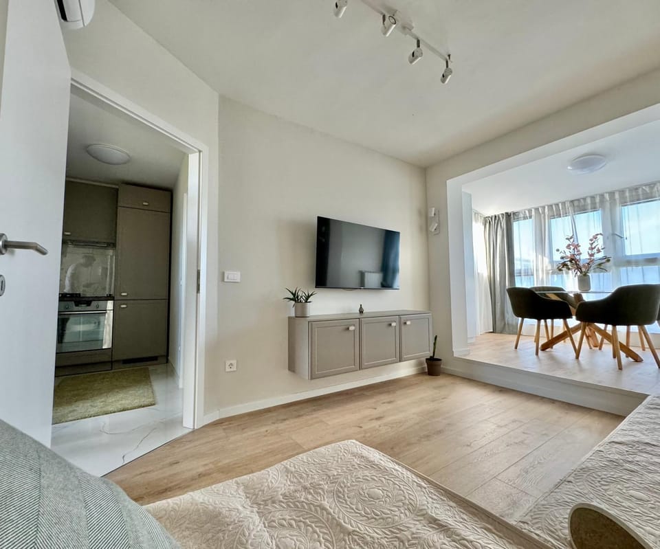 Communal lounge/ TV room, TV and multimedia, Living room, Seating area, Evening entertainment