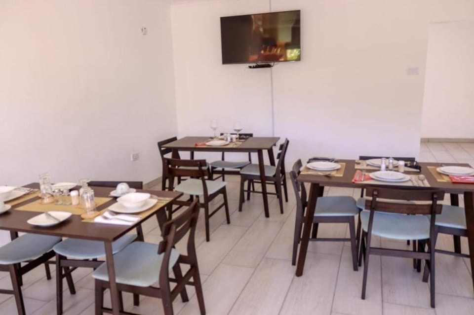Restaurant/places to eat, Food and drinks, Seating area, Food