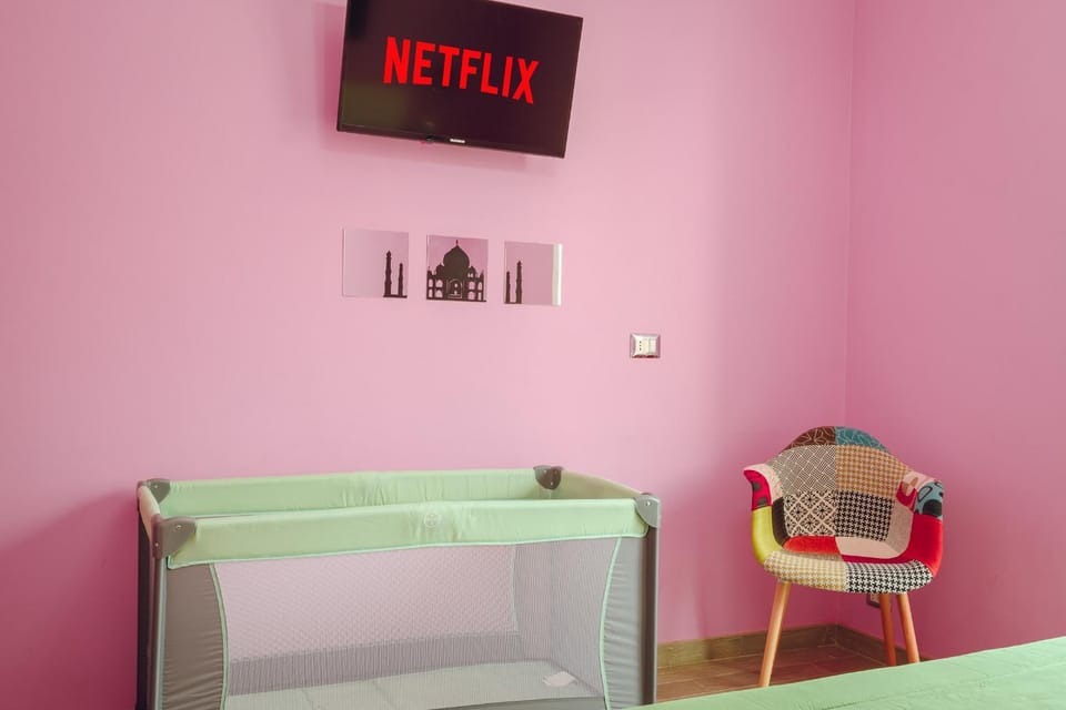 Bed, TV and multimedia, Photo of the whole room, Bedroom, hair dresser