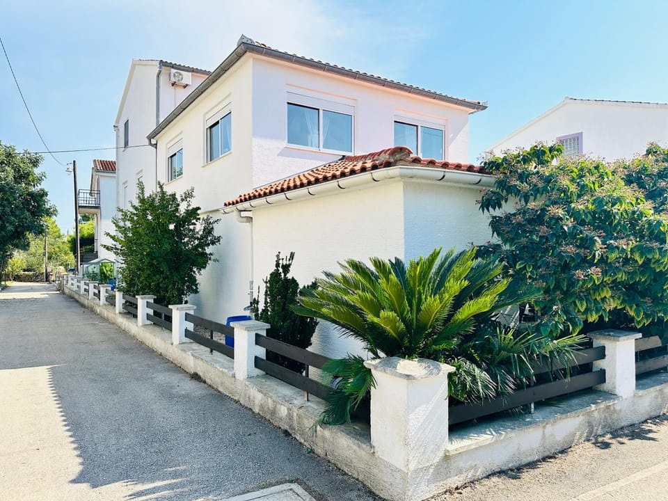 Studio Apartment near Beach Petrčane - Quiet & Central - Unit 3 Apartment in Zadar County