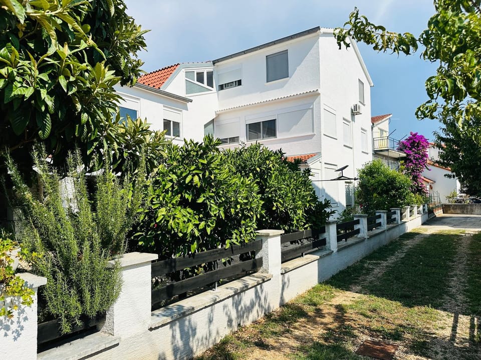 Studio Apartment near Beach Petrčane - Quiet & Central - Unit 3 Apartment in Zadar County