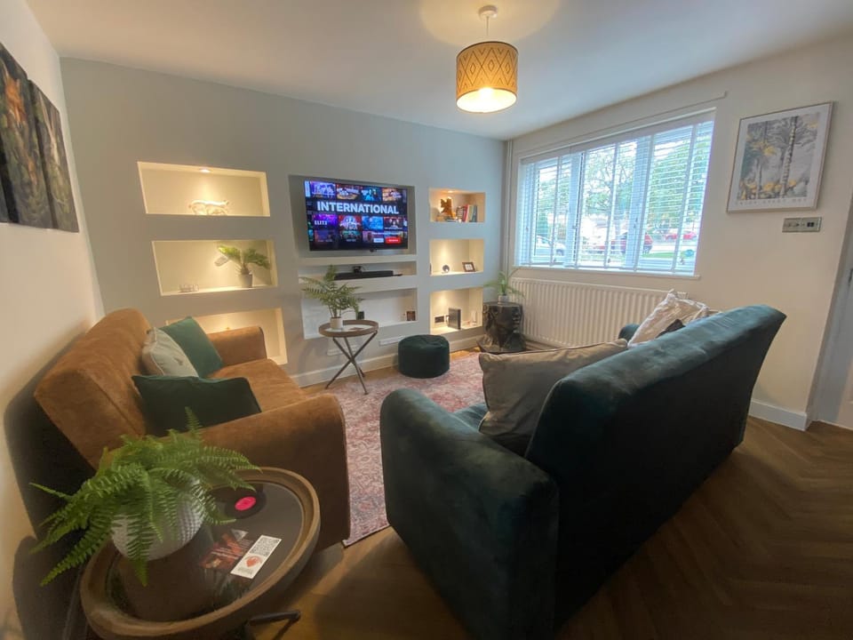 Communal lounge/ TV room, TV and multimedia, Living room, Seating area, Evening entertainment