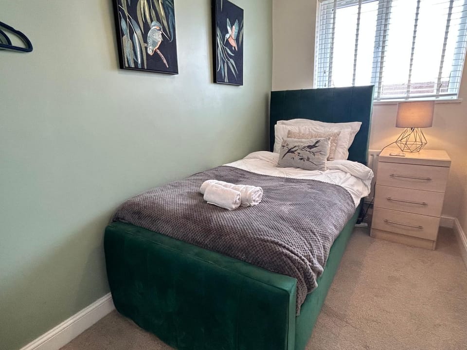 Bed, Photo of the whole room, Bedroom, towels