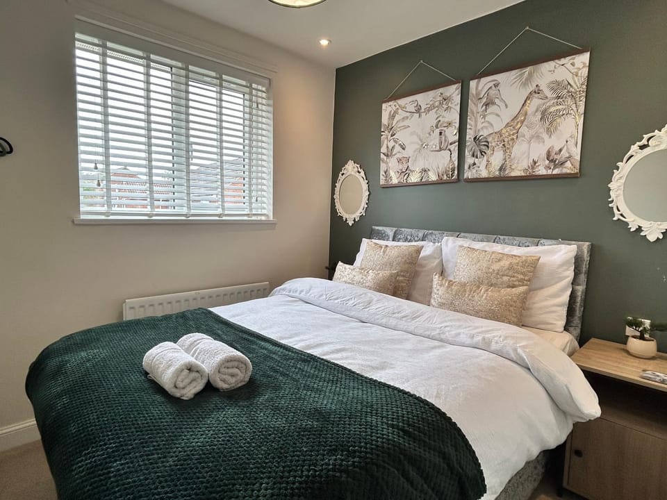 Bed, Bedroom, towels