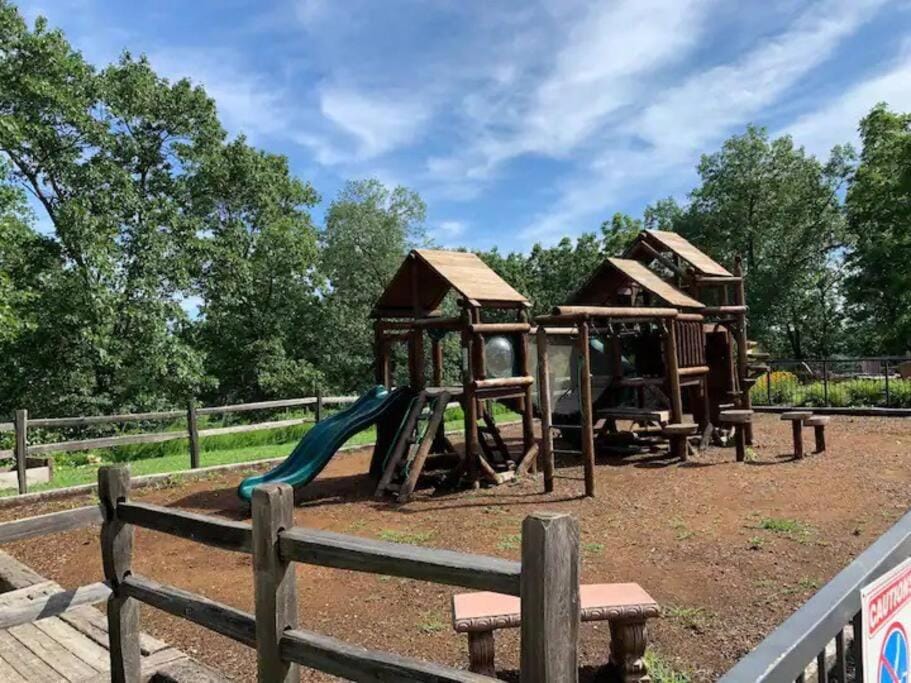 The Lake Fish-Amazing Views-Sleeps 24-indoor-outdoor pools House in Indian Point