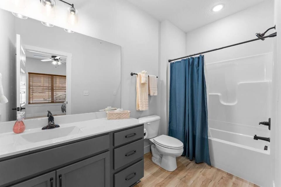 The Lake Fish-Amazing Views-Sleeps 24-indoor-outdoor pools House in Indian Point