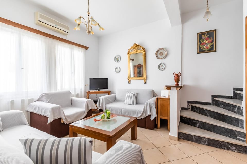 Living room, Seating area, air conditioner
