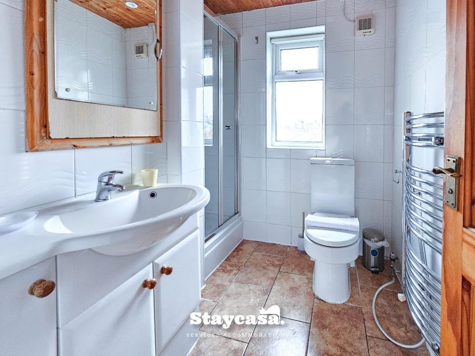 Large 6BR Manchester House Free Parking & WiFi House in Manchester