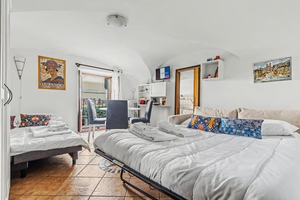 Bed, TV and multimedia, Photo of the whole room, Bedroom